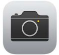 iPadなどのapple製品に標準で搭載されている「カメラ」アプリのアイコン画像です。薄灰色の背景にピクトグラム風の黒いカメラの絵が描かれています。